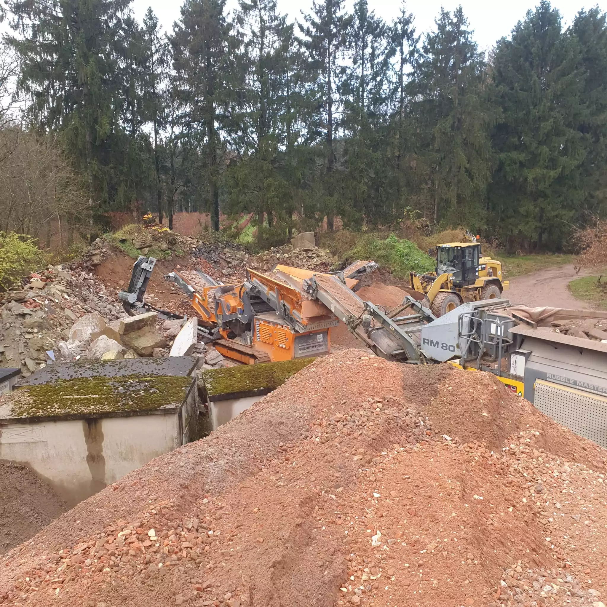 Aufbereitung von Bauschutt mit mobiler Brechanlage und Radlader der Uwe Schröder Erdbau GmbH