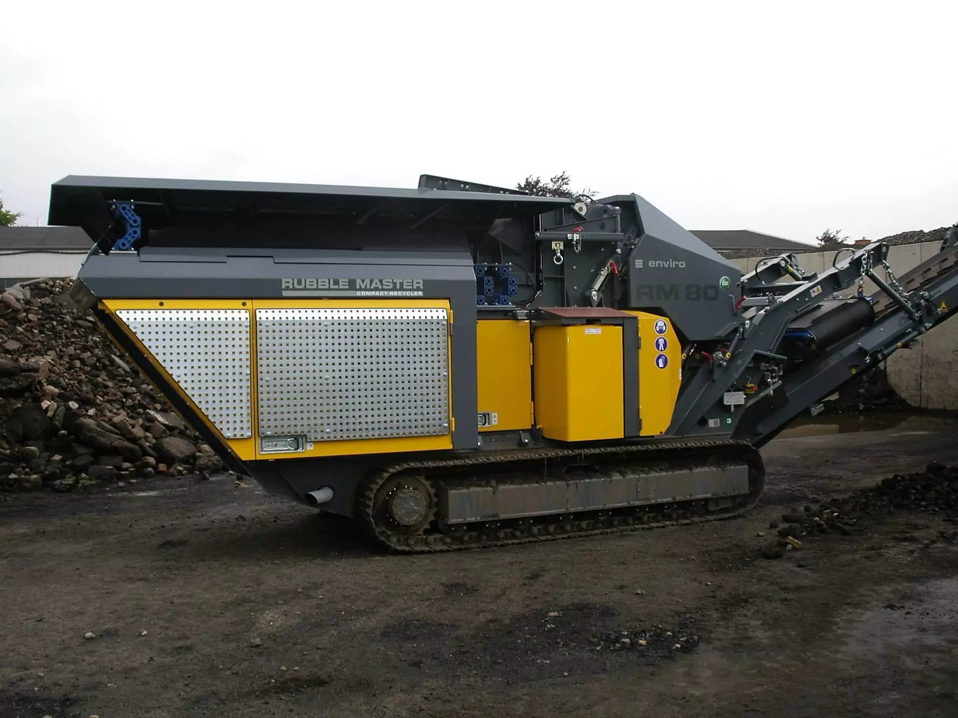 Mobile Brechanlage Rubble Master RM80 der Uwe Schröder Erdbau GmbH zum Recycling von Bauschutt