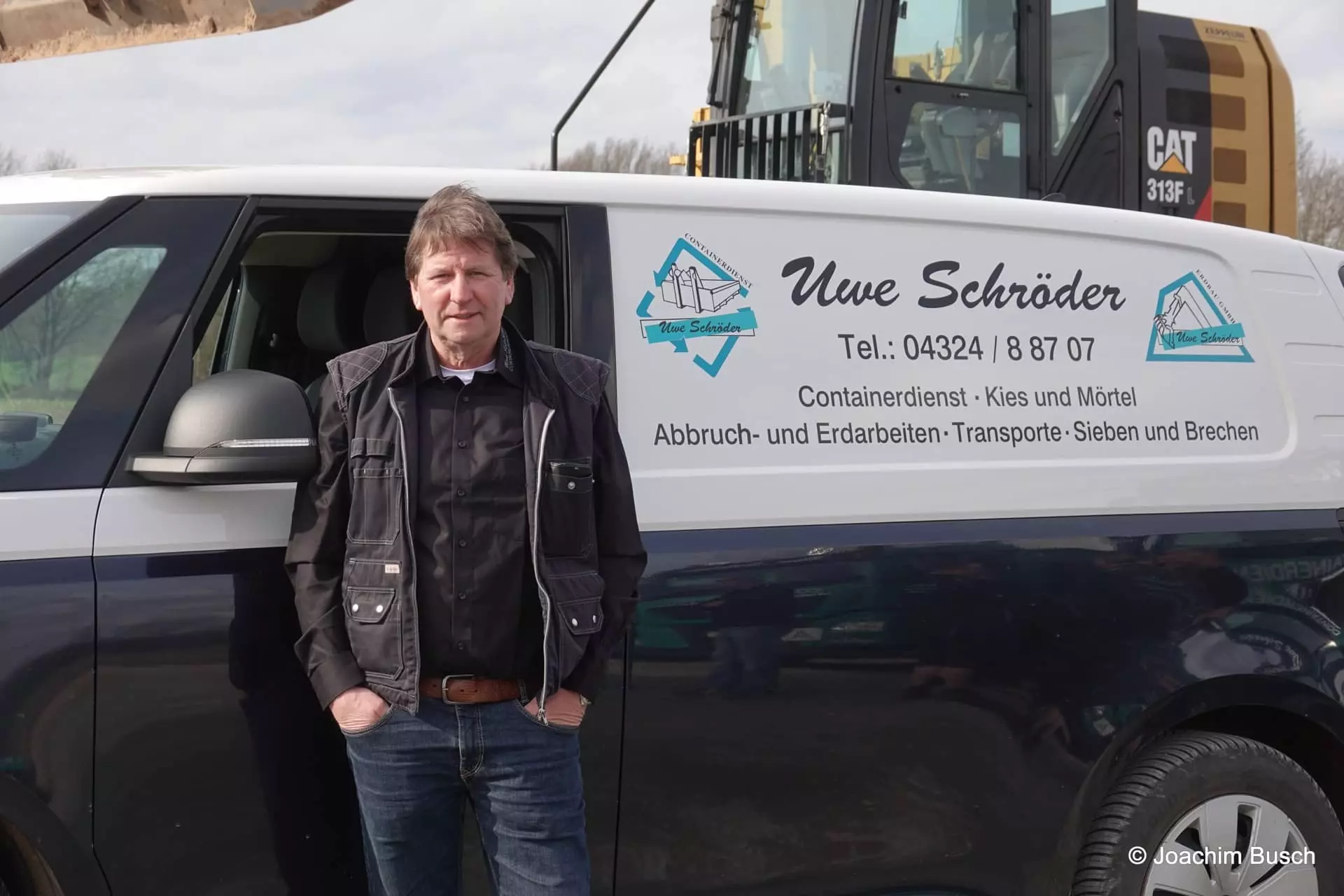Firmeninhaber Uwe Schröder vor einem Firmenfahrzeug des Uwe Schröder Containerdienst