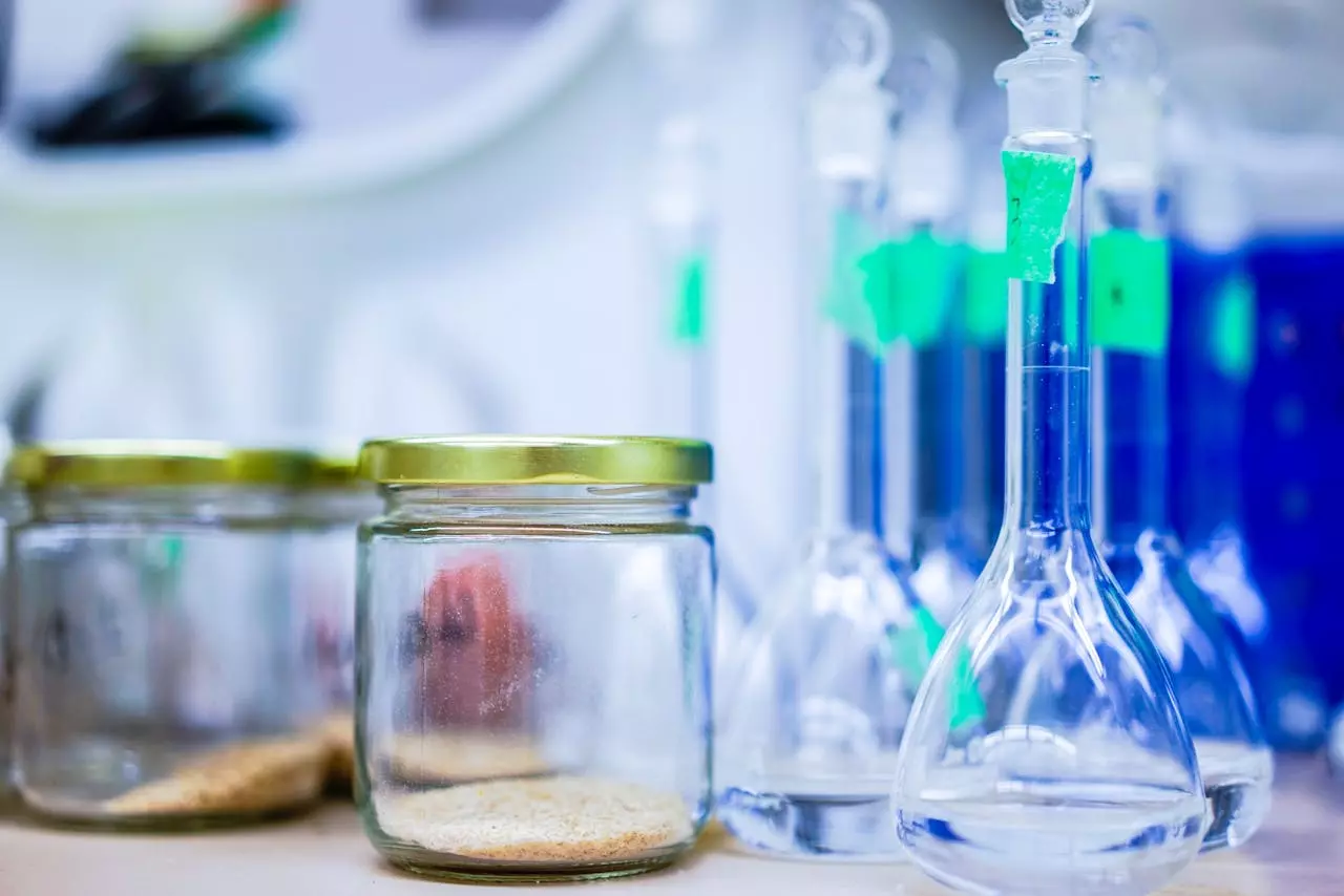 Laborgläser und Proben zur Analyse von Boden- und Recyclingmaterial